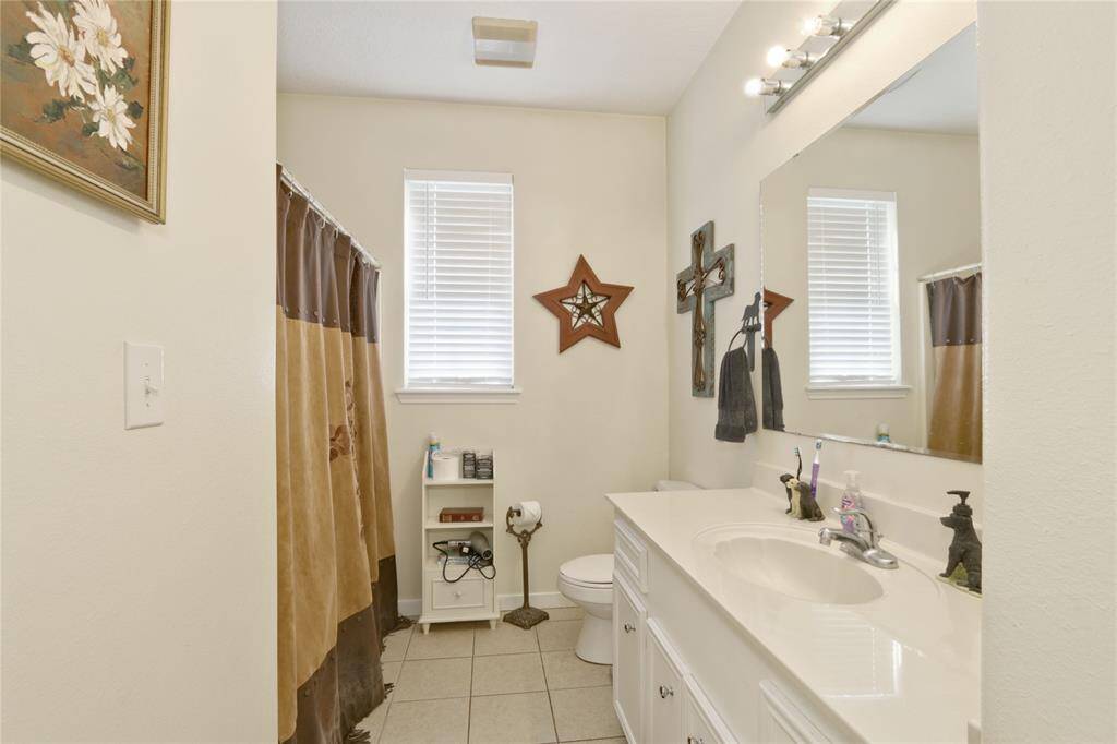 Secondary full bathroom