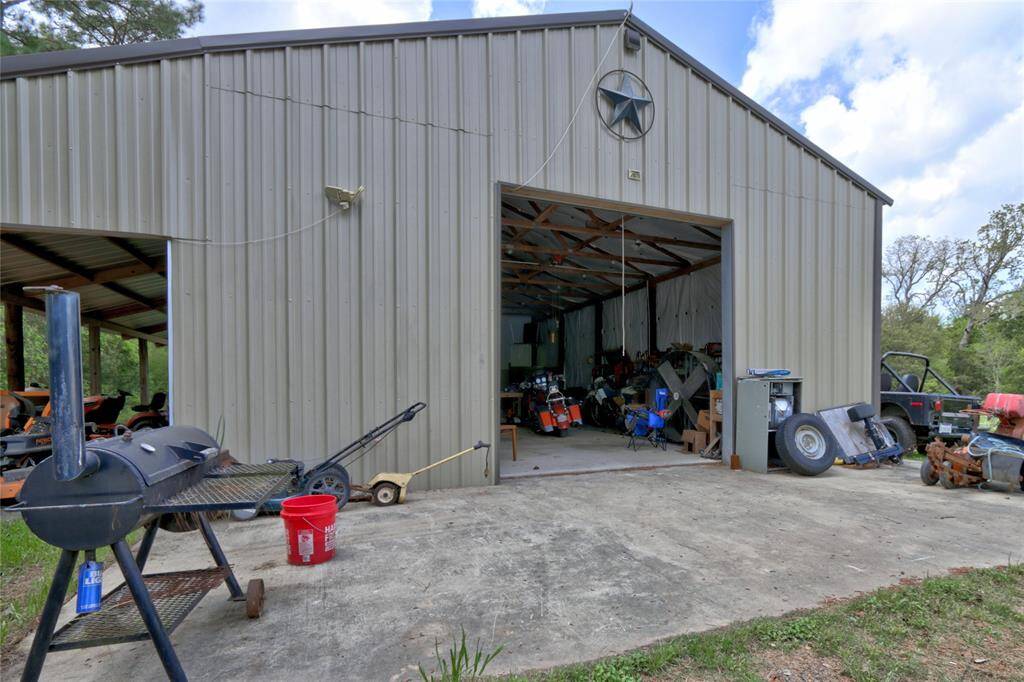 70'x30' Insulated Shop with Vehicle lift