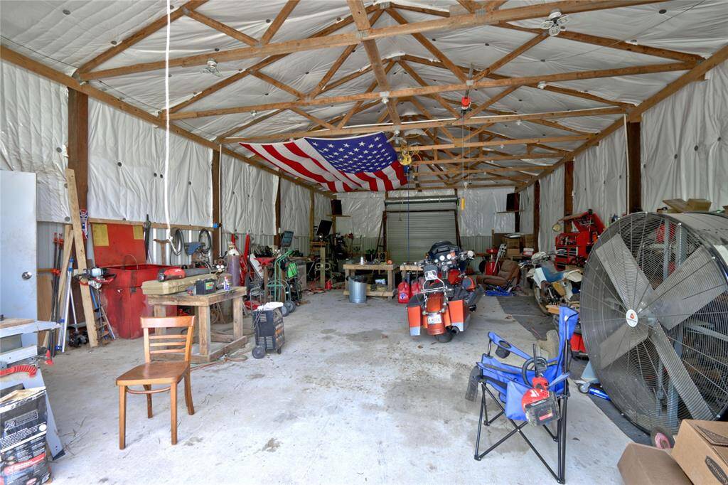 70'x30' Insulated Shop with Vehicle lift
