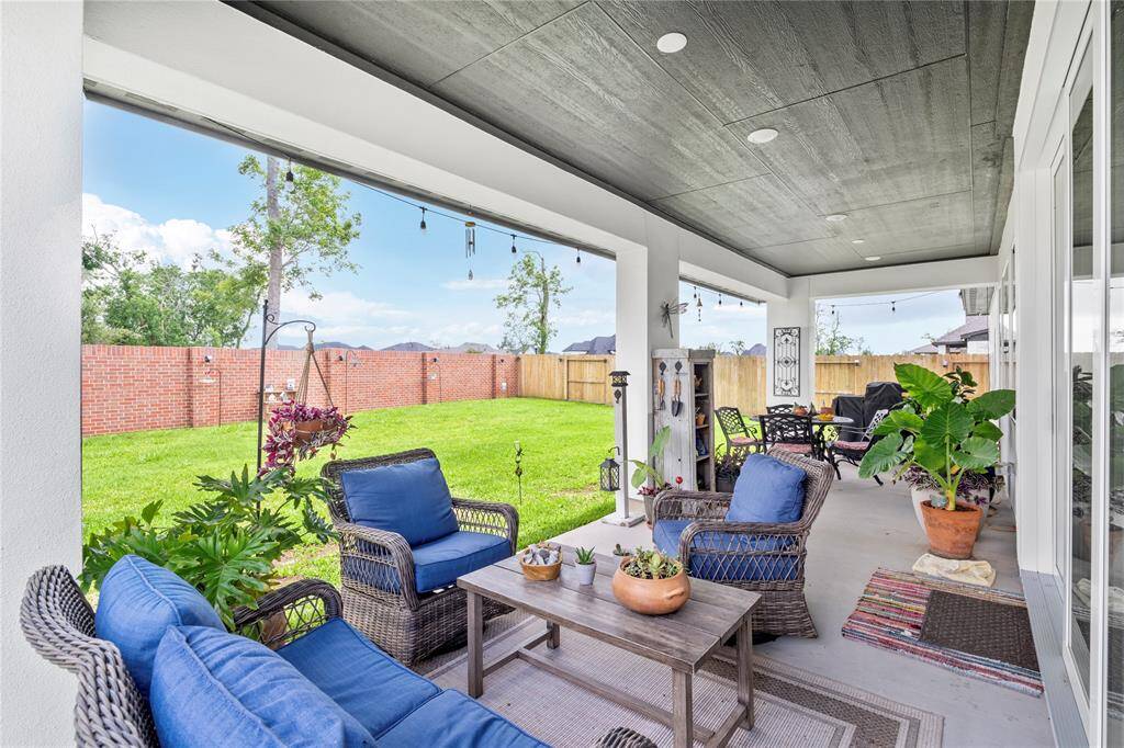 Spacious covered Patio
