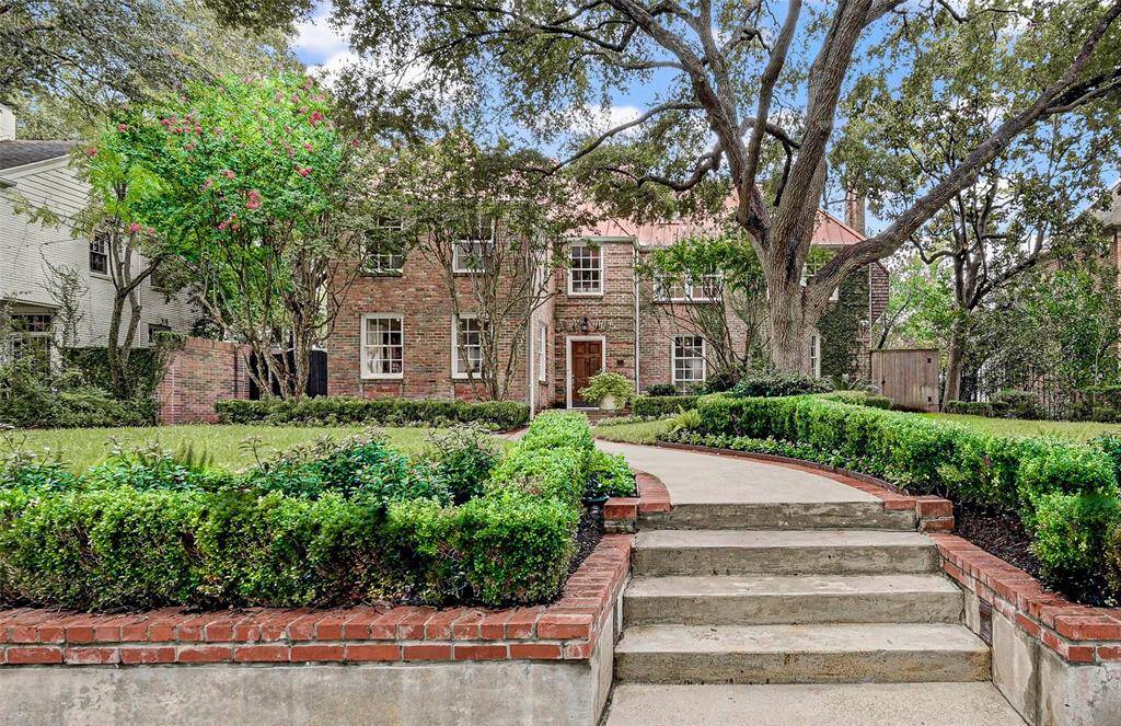 Welcome to 1822 North Blvd. Perfectly positioned on one of Houston's most prestigious tree lined streets.