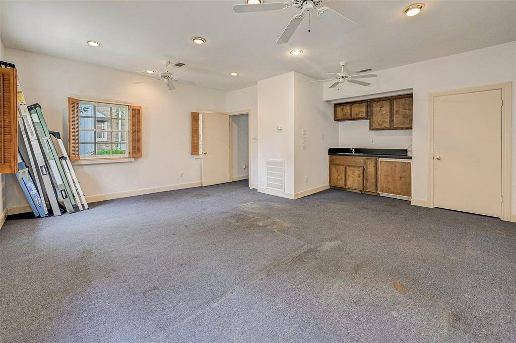 Spacious first floor living room or office. (19x18)