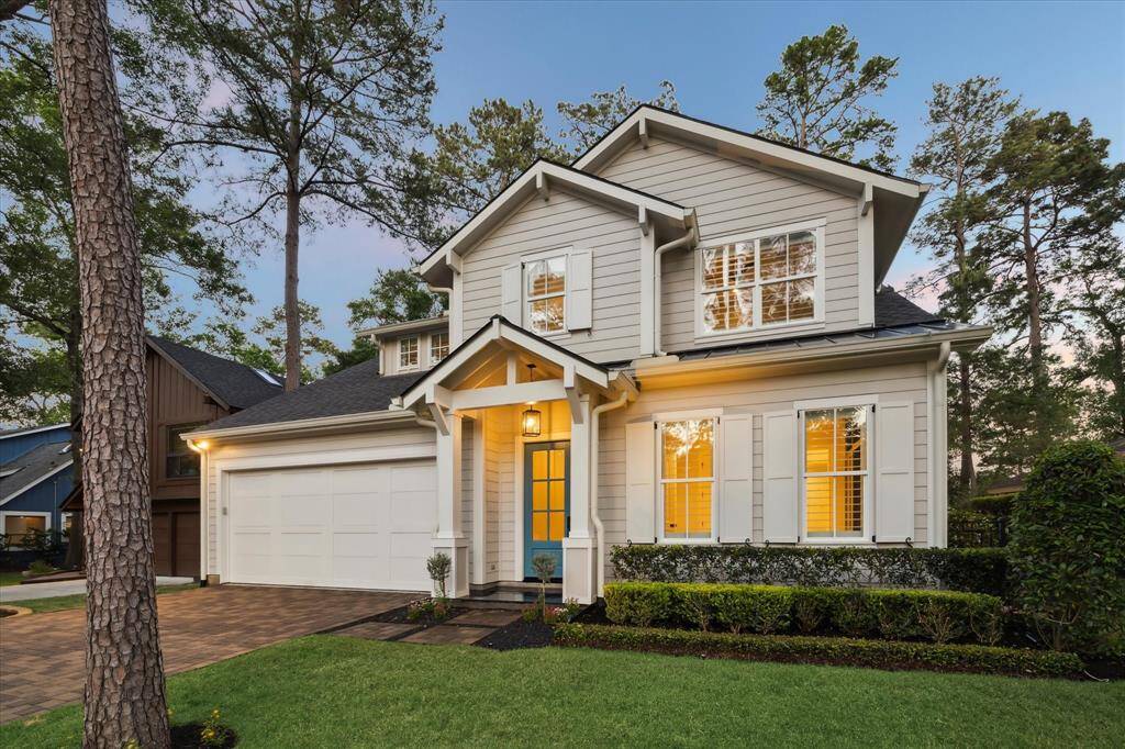 Built in 2020, this elegant Jeff Paul custom home is overlooking the TPC Golf Course in the Grogan’s Mill subdivision of The Woodlands, close to I-45, Grand Pkwy, Market Street, shops and restaurants.