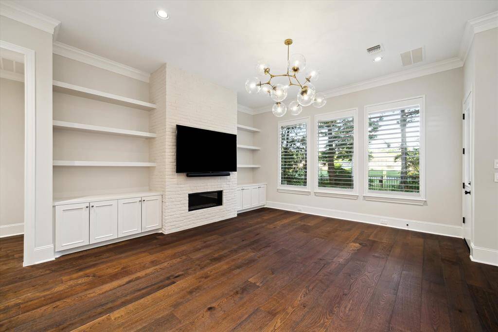 Custom built-in shelves with cabinets in the main living room create space for the family’s favorite books and to display keepsakes.