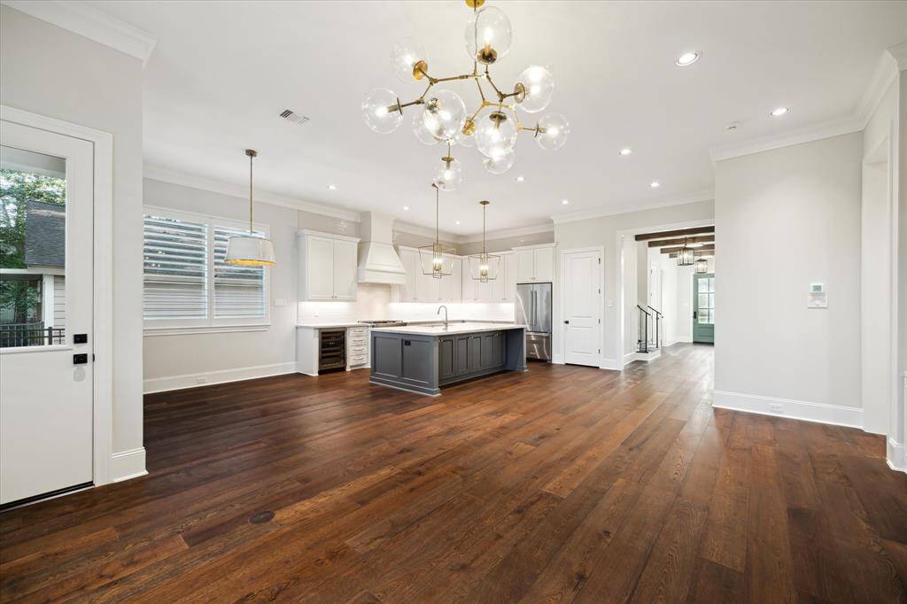 The open concept floor plan brings both the kitchen and the living room together to provide a fabulous flexible entertainment and relaxation space.