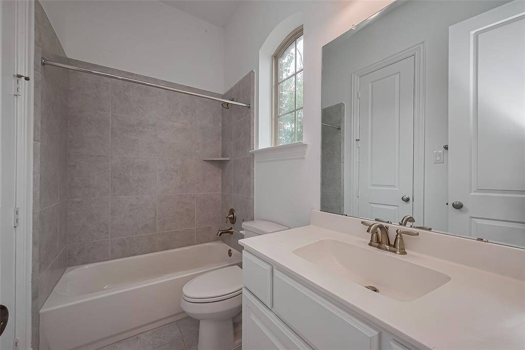 Guest full bathroom.