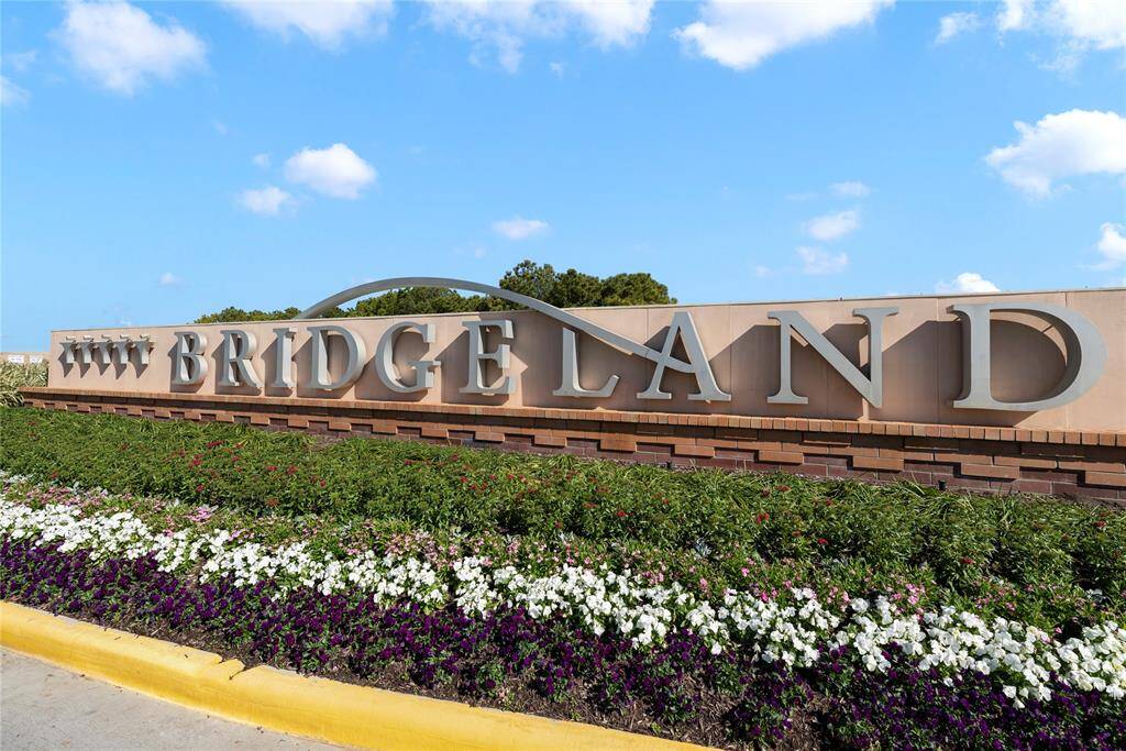 Bridgeland is a Boutique community with resort-inspired living. Just minutes from Energy Corridor, and access to parks, pools, trails and much more. Something for everyone to enjoy here.