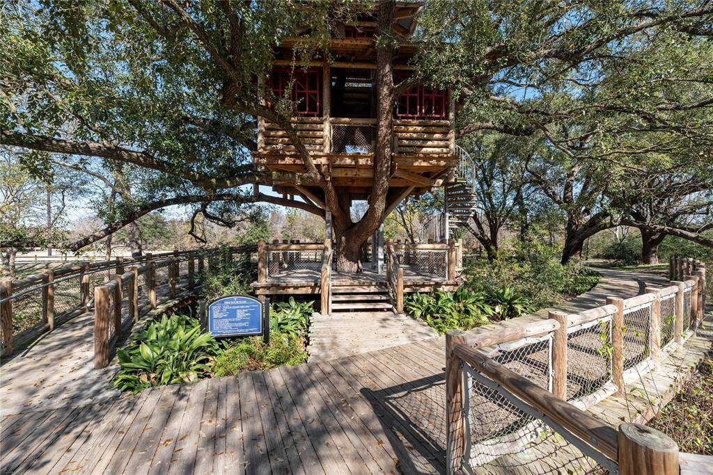 Climb, explore, and let your kids imaginations run wild as they pretend to live in their very own treehouse adventure.
