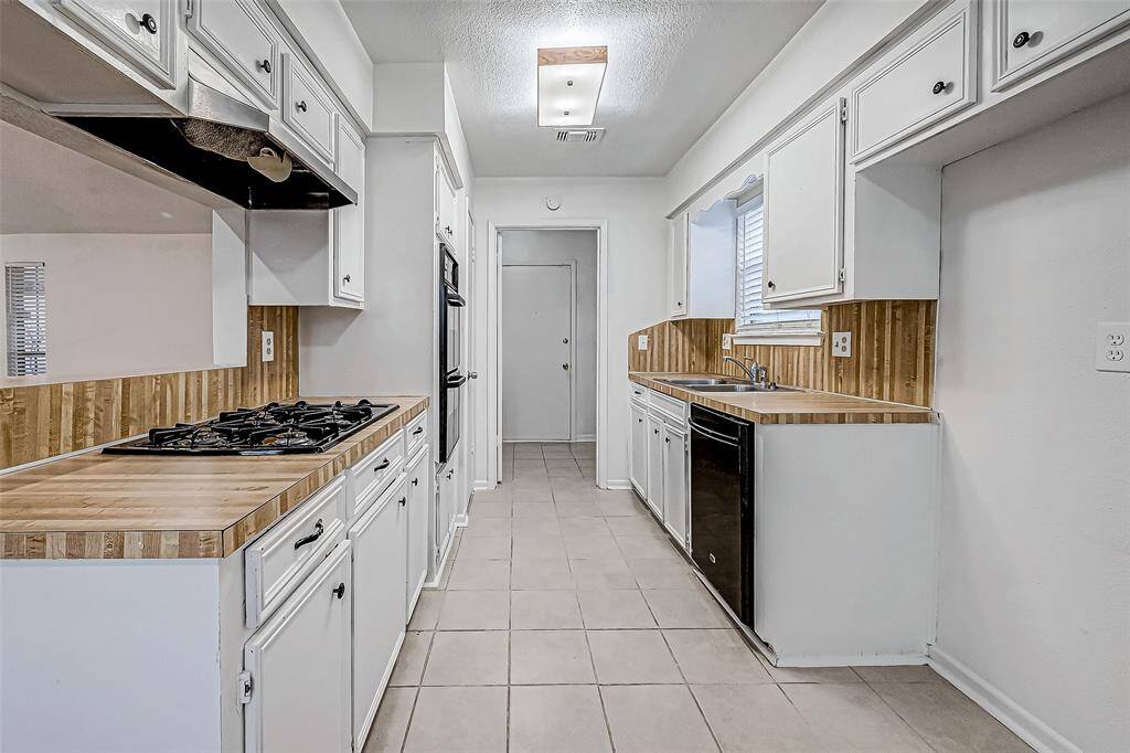 Another view of kitchen
