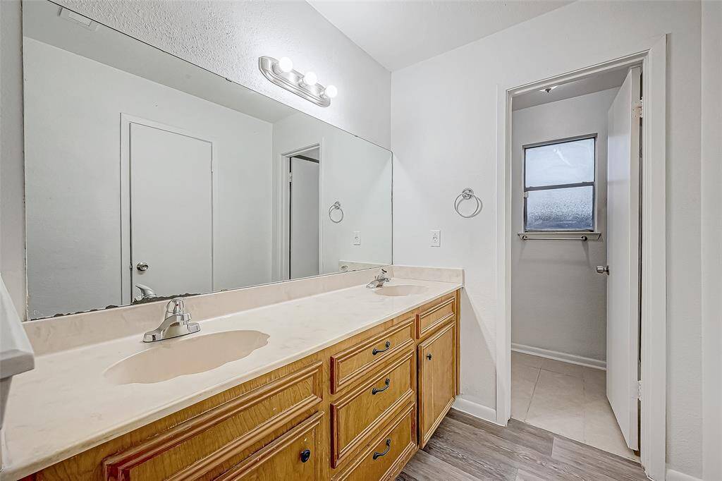 Dual vanities in primary bath