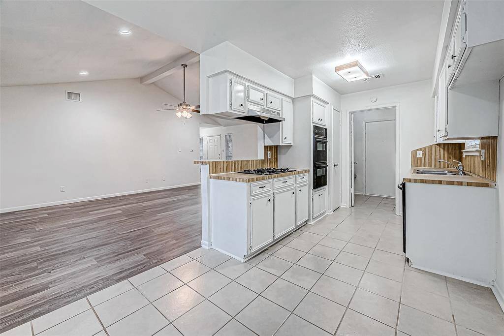 Spacious kitchen with pay through