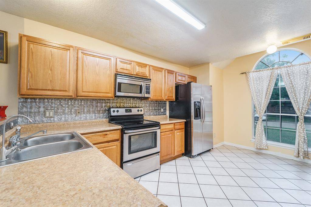 Extra view of this wonderful kitchen!