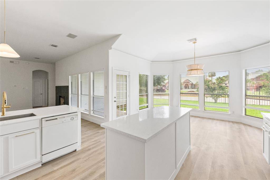 Chefs kithchen with large center island