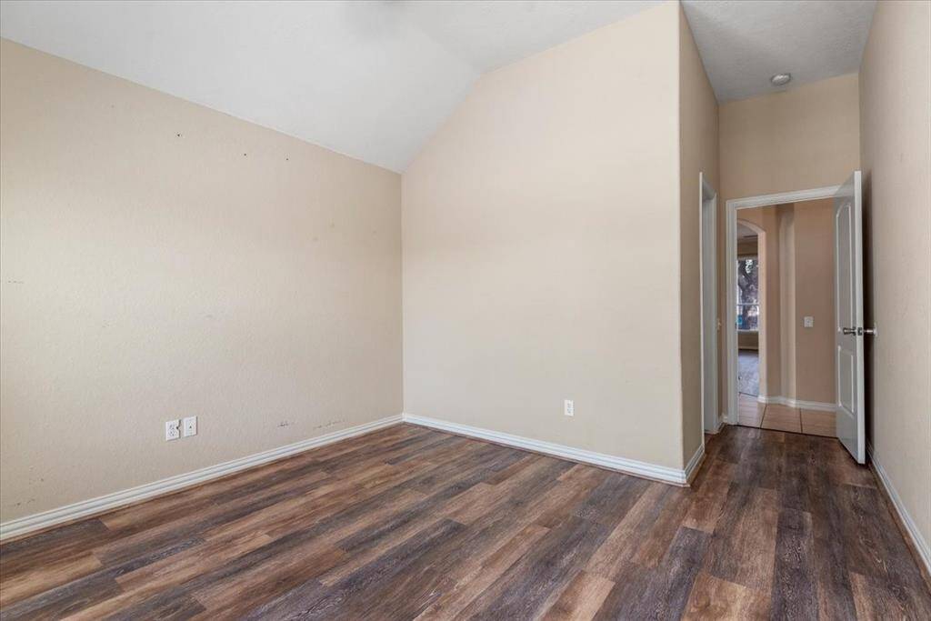 Another view of the secondary bedroom 1
