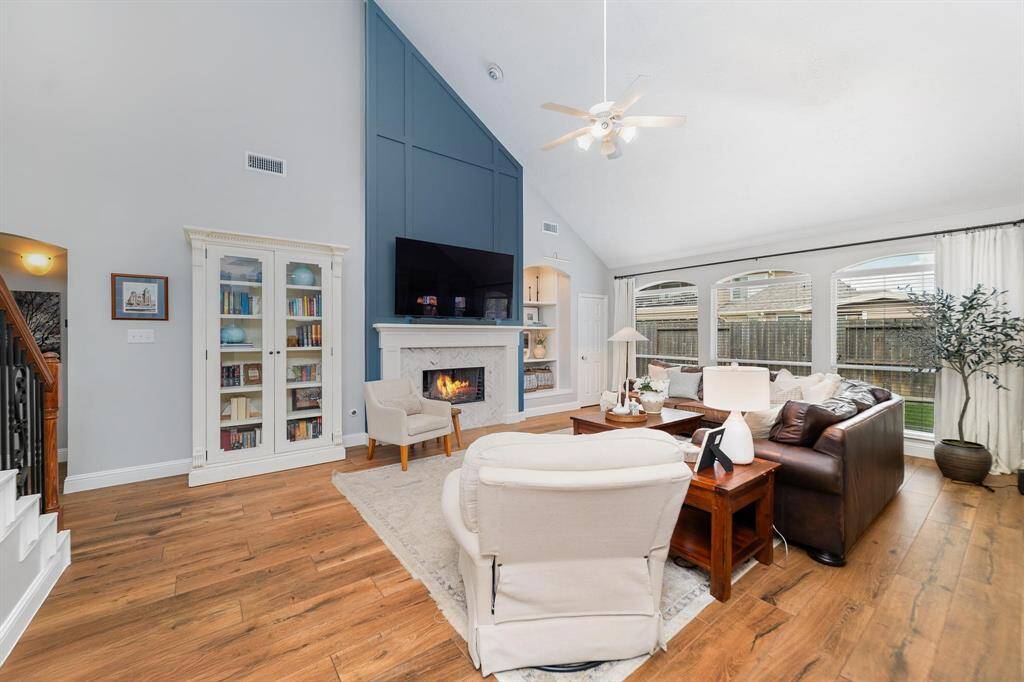 Open living room, perfect for entertaining!