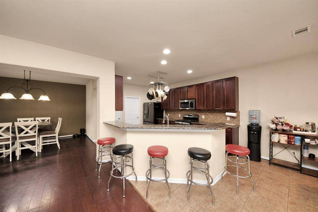 view of kitchen/ dining space