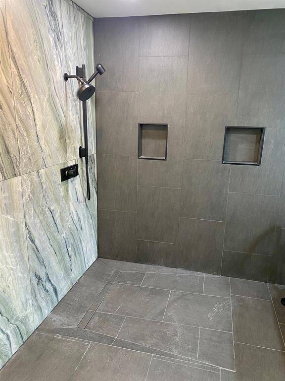 Gorgeous walk-in Shower