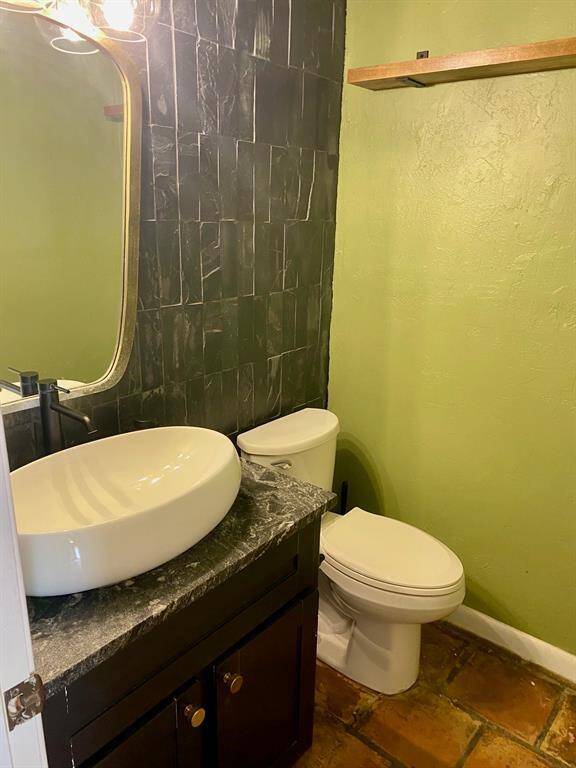 1/2 downstairs Bathroom