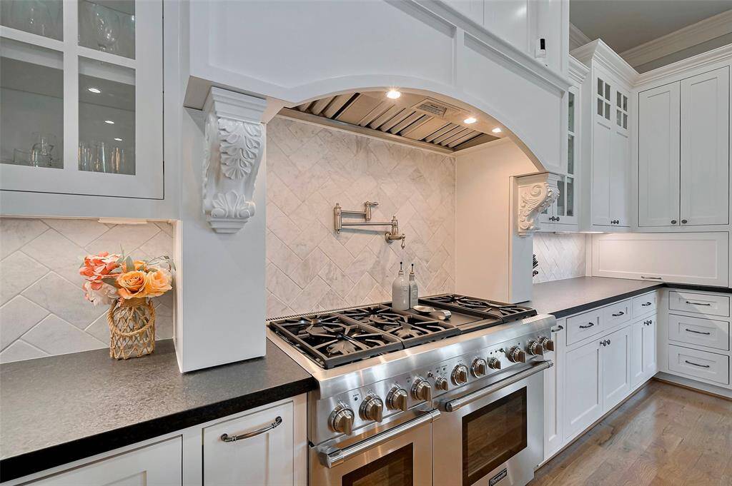 Culinary excellence awaits in this chef’s kitchen, featuring top-of-the-line 48” Thermador Pro Series stainless steel appliances. The professional-grade 6-burner gas range with double ovens offers unmatched performance and versatility, perfect for everything from everyday meals to gourmet entertaining. A sleek pot filler adds both convenience and sophistication, while the overall design combines function and elegance—ideal for those who demand the best in their kitchen experience.