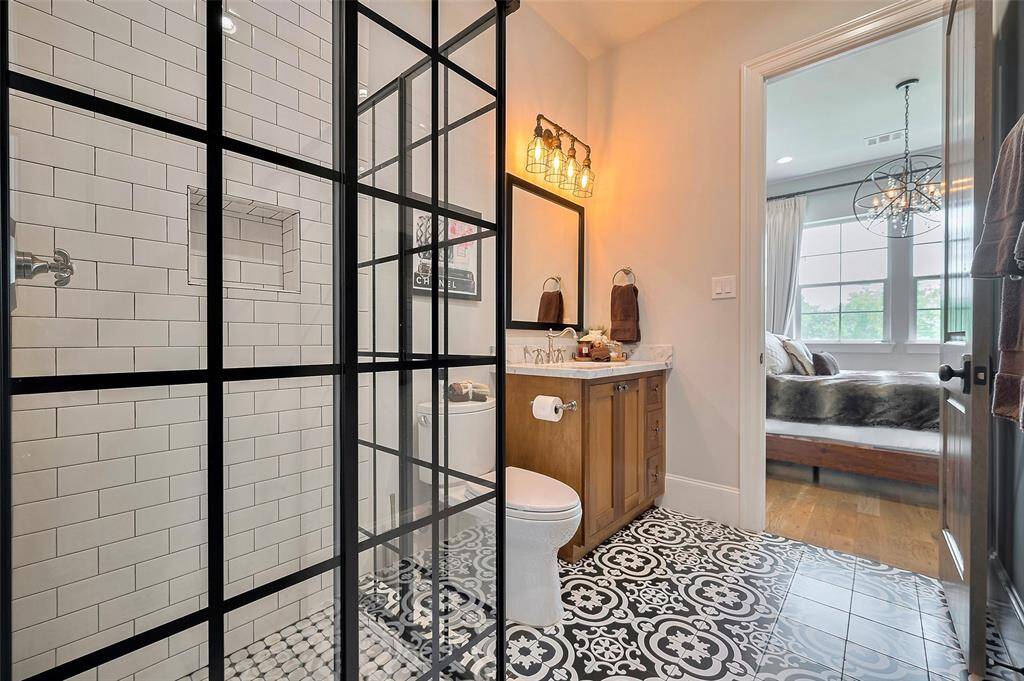 En-suite New York style bathrooms with subway beveled tile in the shower/bath area