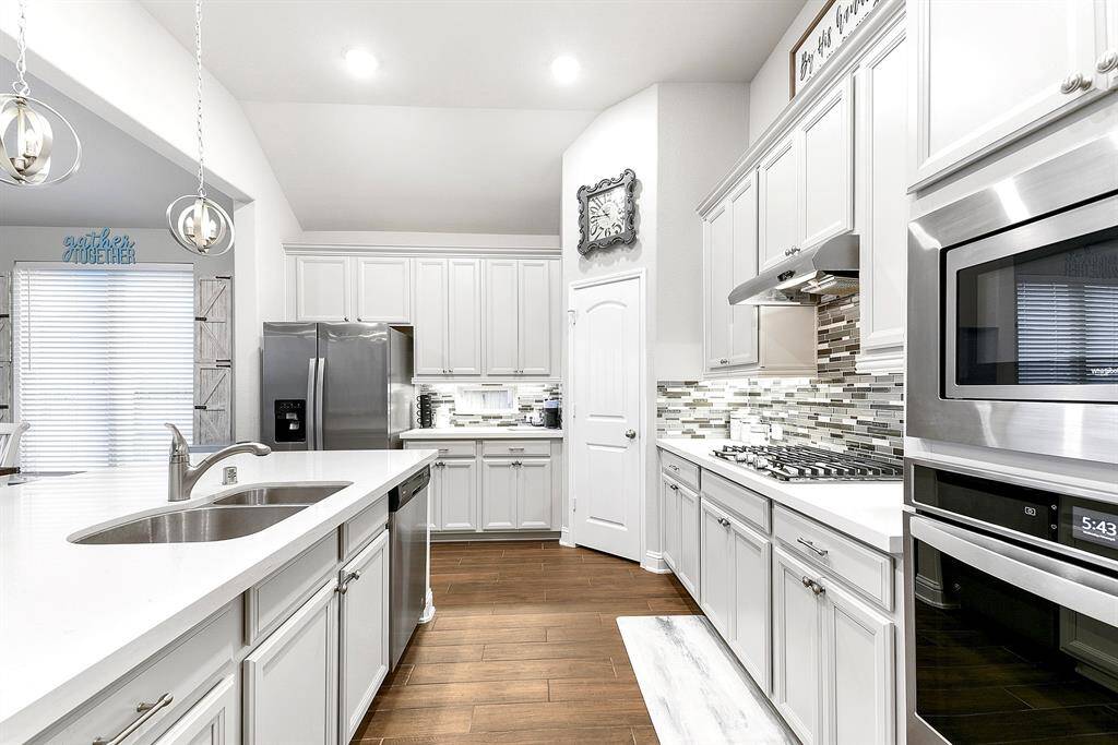 Yes, there is a walk in pantry.