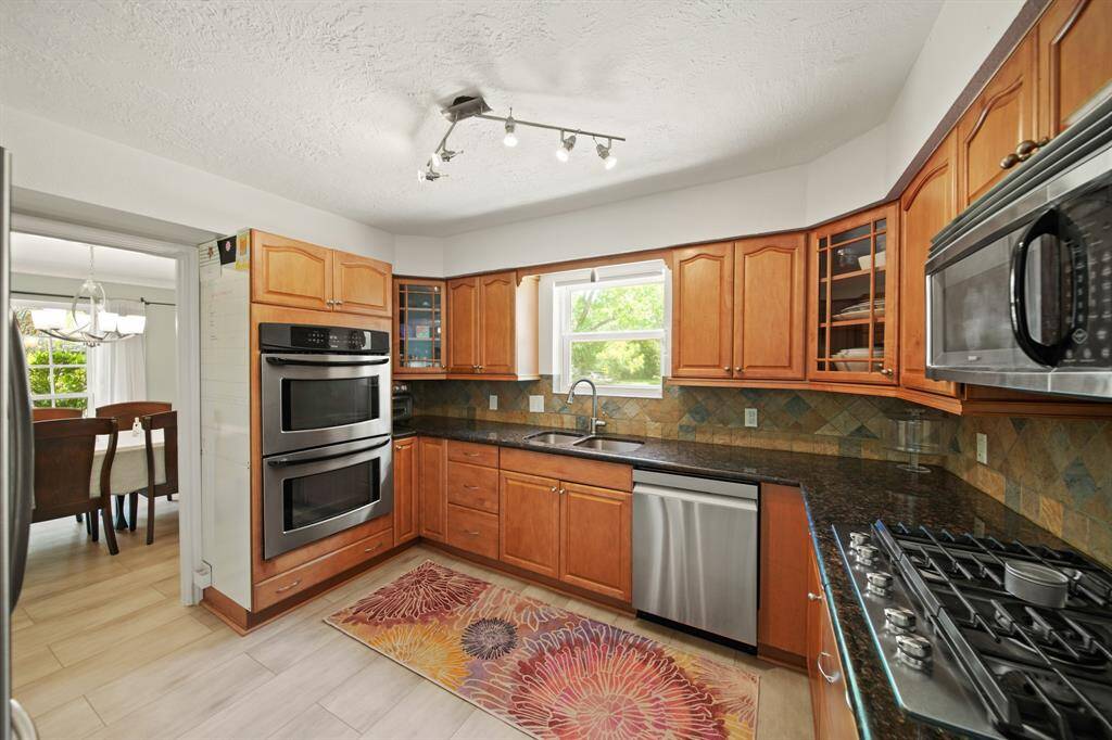 Step into this modern kitchen, wherefunctionality meets sophistication.