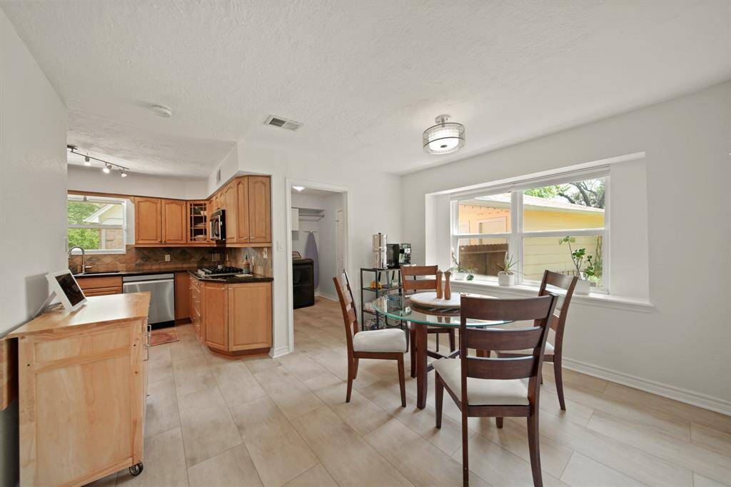 This thoughtfully designed homeseamlessly connects the kitchen witha charming breakfast area.