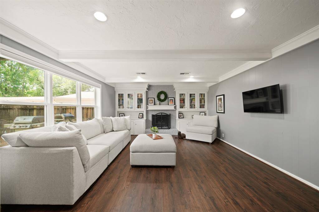 Welcome to a living room thateffortlessly combines comfort andstyle.