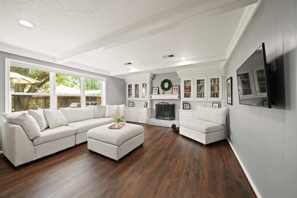 Abundant natural light poursthrough windows, creating a brightand inviting atmosphere.