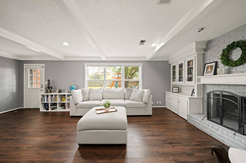 At the heart of the space, a fireplaceadds a cozy focal point, providingwarmth and charm.