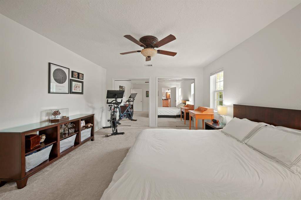 Soft carpetingunderfoot adds a touch of luxury,creating a warm and invitingatmosphere that extends throughoutthe space.