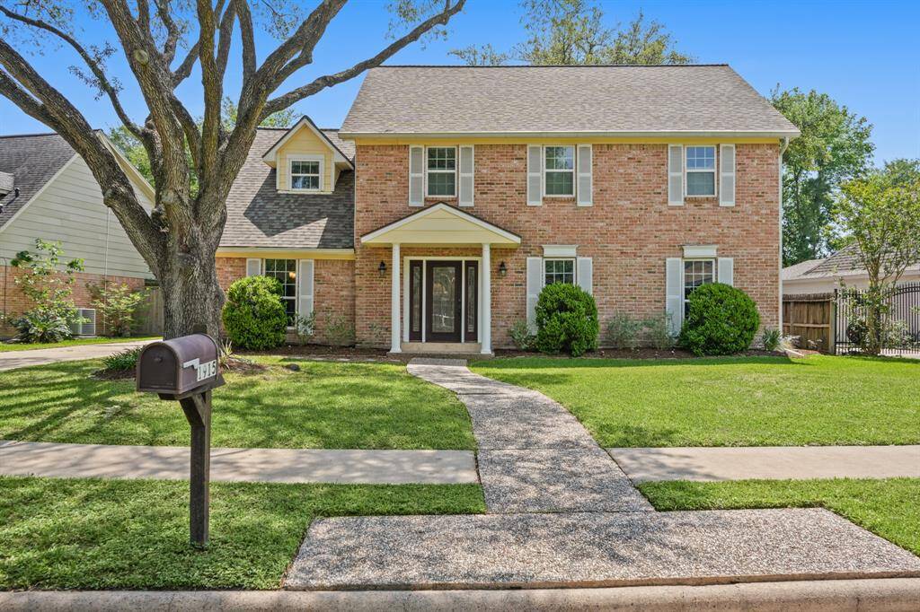 The property features a spaciousand inviting interior, complementedby a wide driveway that adds bothconvenience and curb appeal.