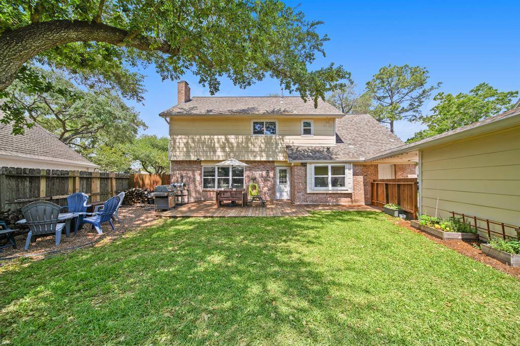 Step into the backyard oasis, with alarge patio, creating aninviting outdoor retreat.