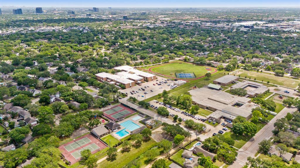 Ashford Village has walkable/bikeable sidewalks and roads within the neighborhood, trail to Terry Hershey Park, playground, tennis courts and pickleball courts!