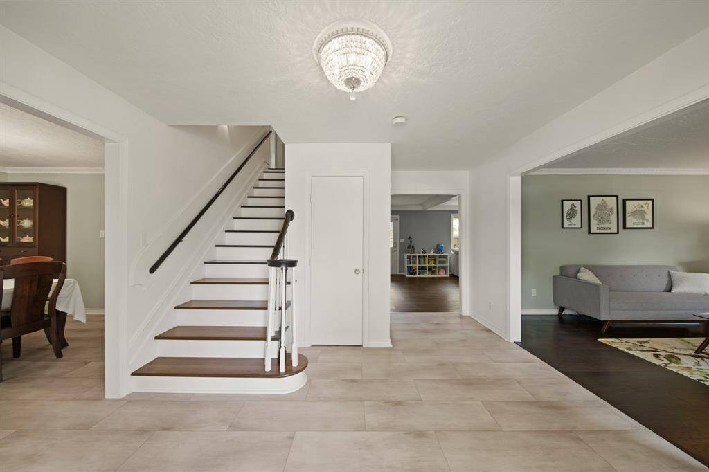 Step into luxury and warmth as youenter this home, where an expansiveand inviting entryway sets the tonefor a grand living experience.
