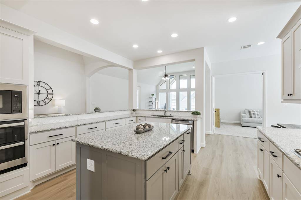 Cooks never feel left out of the action in this gorgeous kitchen, adjacent to all the main rooms.