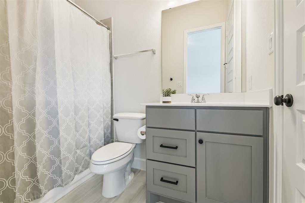 Ensuite bath with walk-in closet and tub/shower combination.