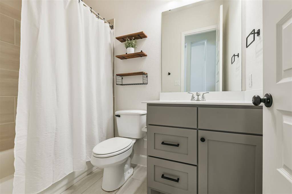 Hall bathroom with tub/shower combination