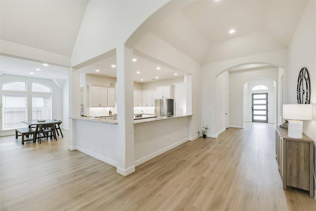 This vaulted ceiling adds more beauty to this area with the double breakfast bar.