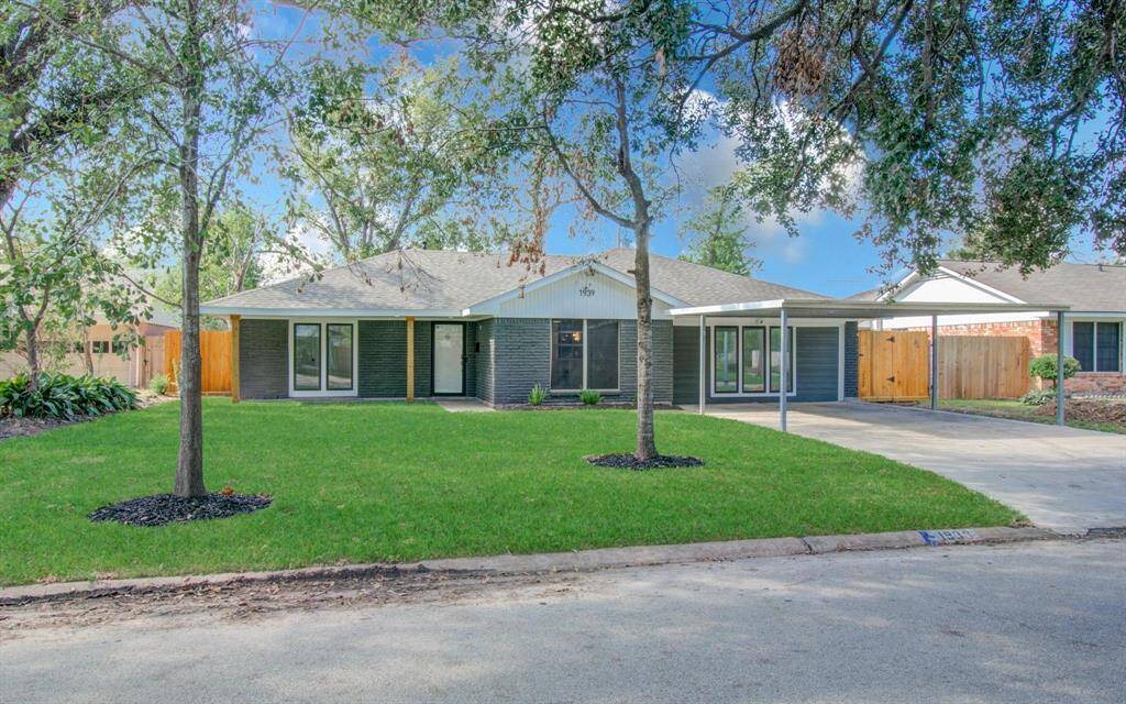 Located in the highly sought-after Spring Branch area, this property offers easy access to some of Houston's top attractions. Just a short drive from the Galleria, Downtown, and Katy, you’ll find yourself conveniently close to shopping, dining, and entertainment hubs, along with many other points of interest