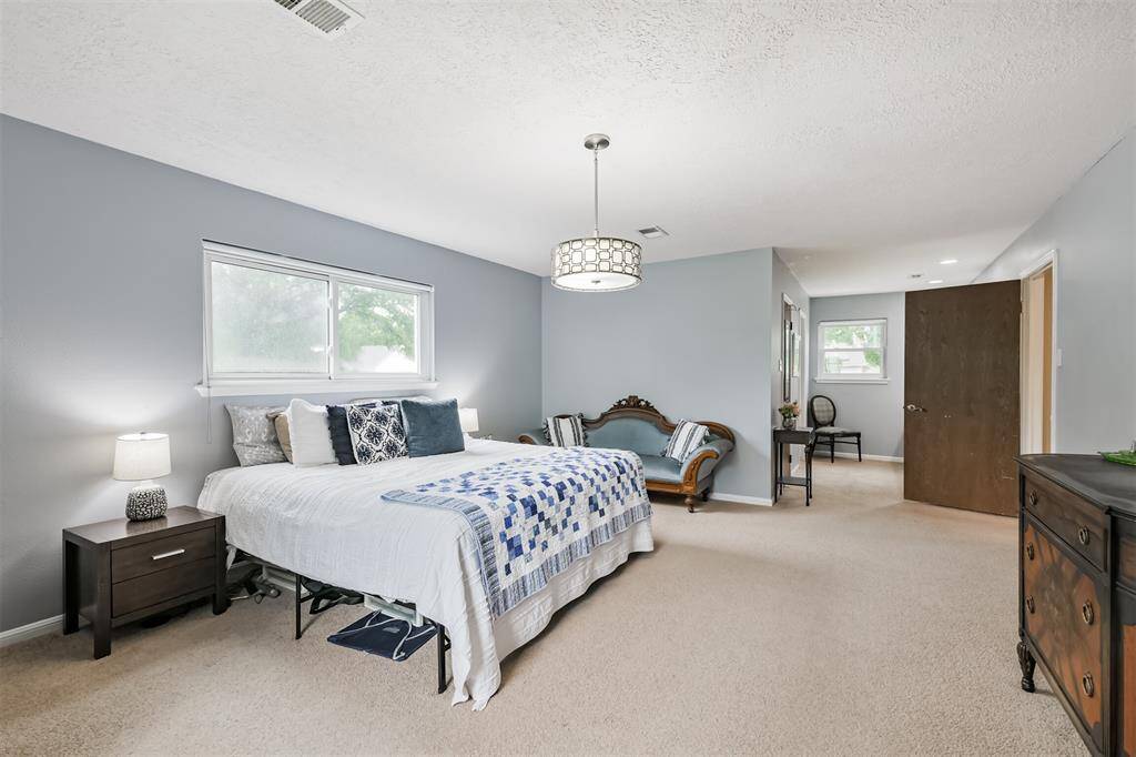 There is no lack of space in this spacious bedroom. Large enough for your king-sized furniture and plenty of room leftover.