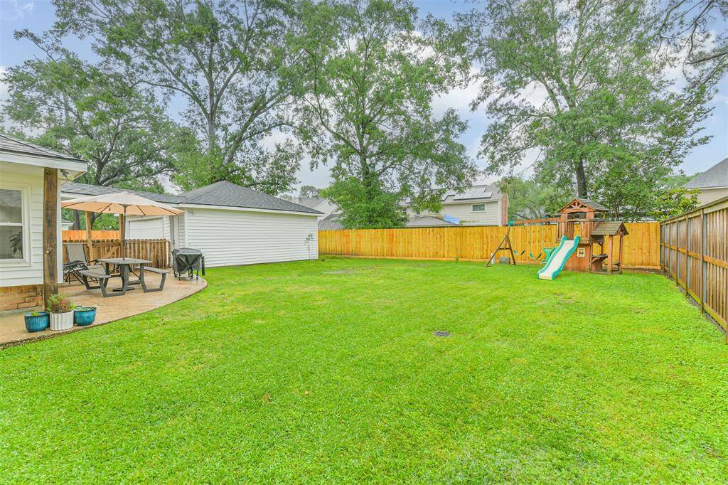 Standing back towards the house looking to the back of the property and you can get a better idea of the expansive lot size.