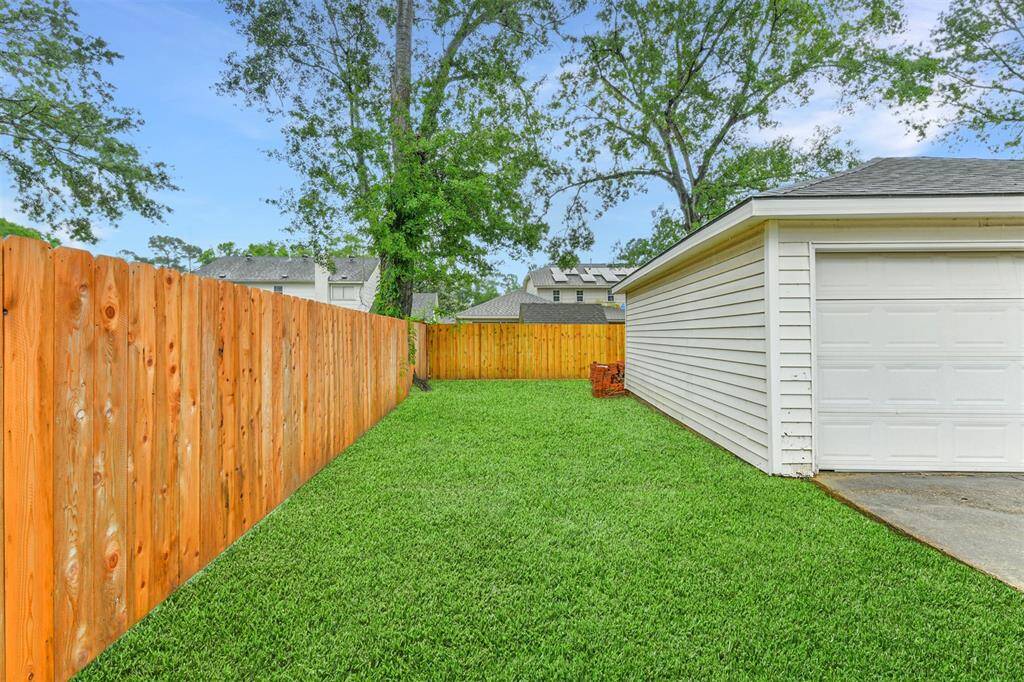 Another view of the side yard. Plenty big!