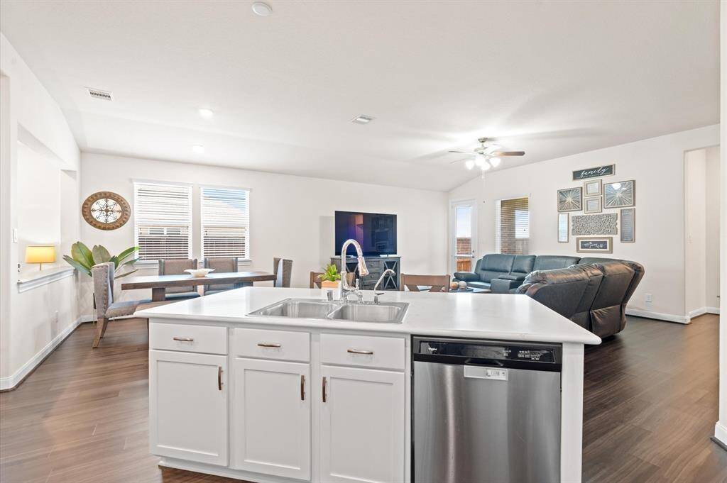 (Prior to tenants move out) Island Kitchen