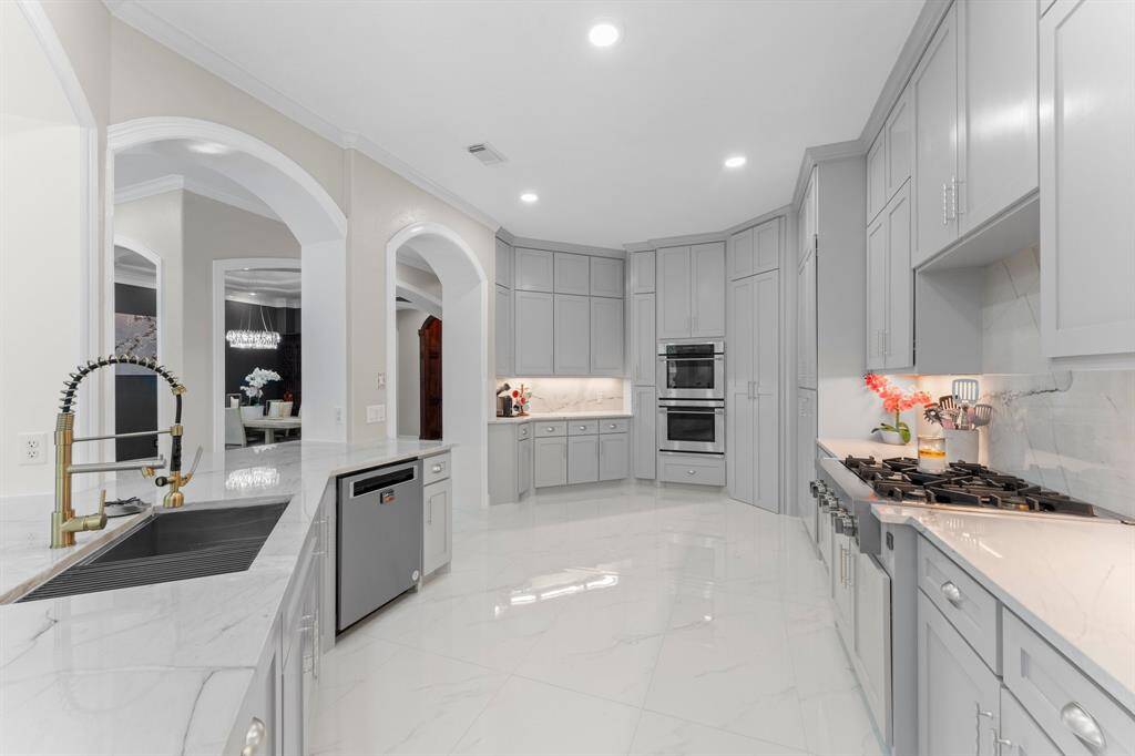 Double ovens tons of cabinet can counter space.