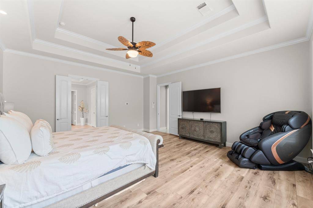 View of the primary bedroom facing the en-suite bathroom.