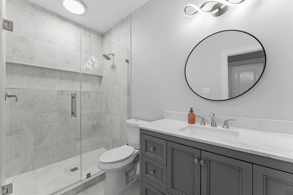 En-suite bathroom with easy access to the Texas Basement.