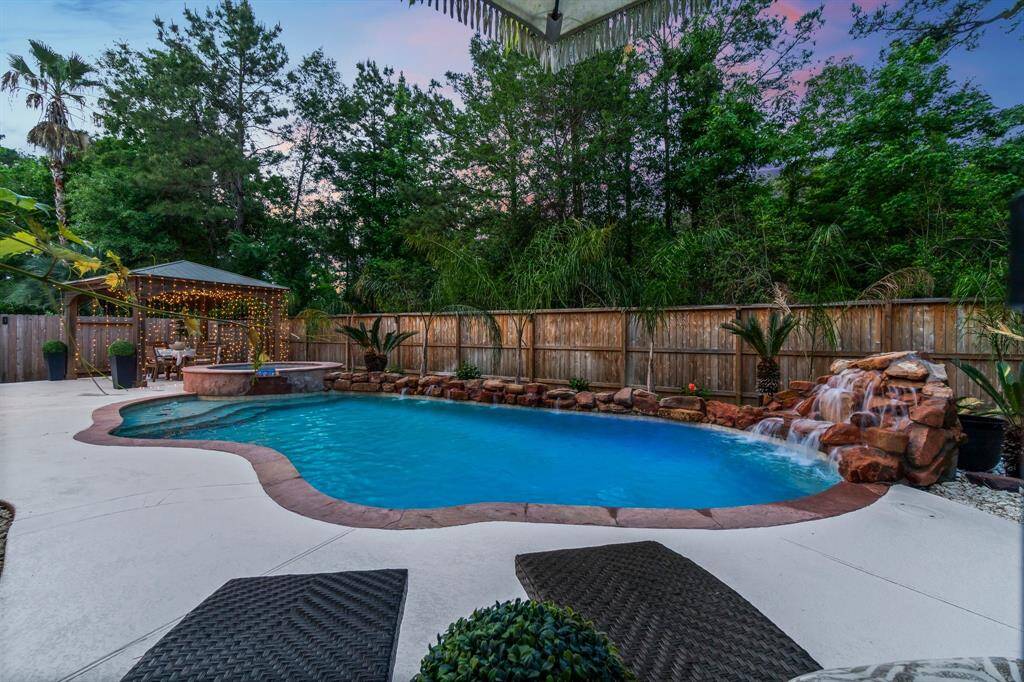 Hot tub and lots of deck area.