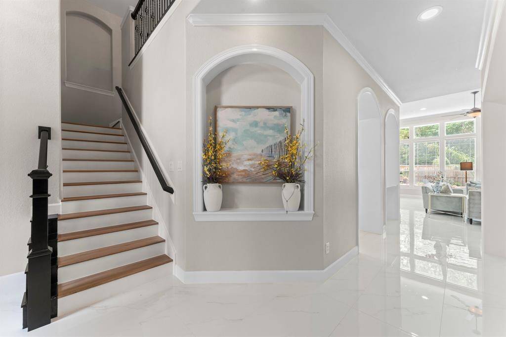 Art niche leading up the front set of stairs.
