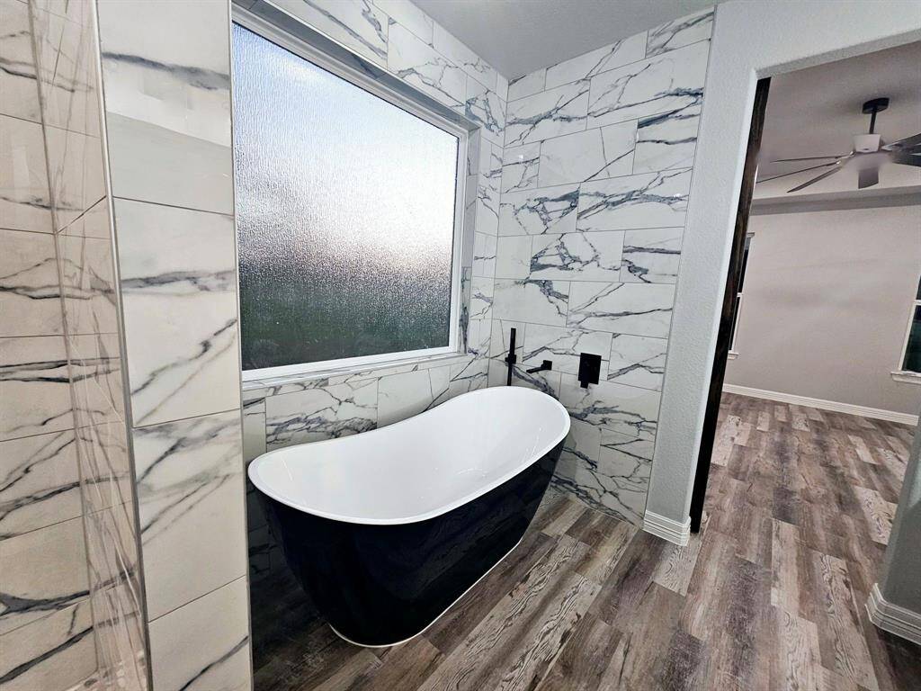 Another angle of the freestanding tub.